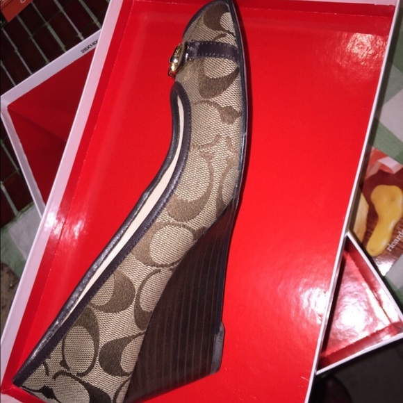 Coach shoes slight wedge - Picture 5 of 5